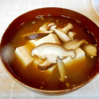 すっきり味の豆腐と椎茸のお味噌汁